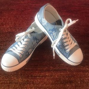 😄😄SOLD😄😄Valentino butterfly sneakers Sz 39/9